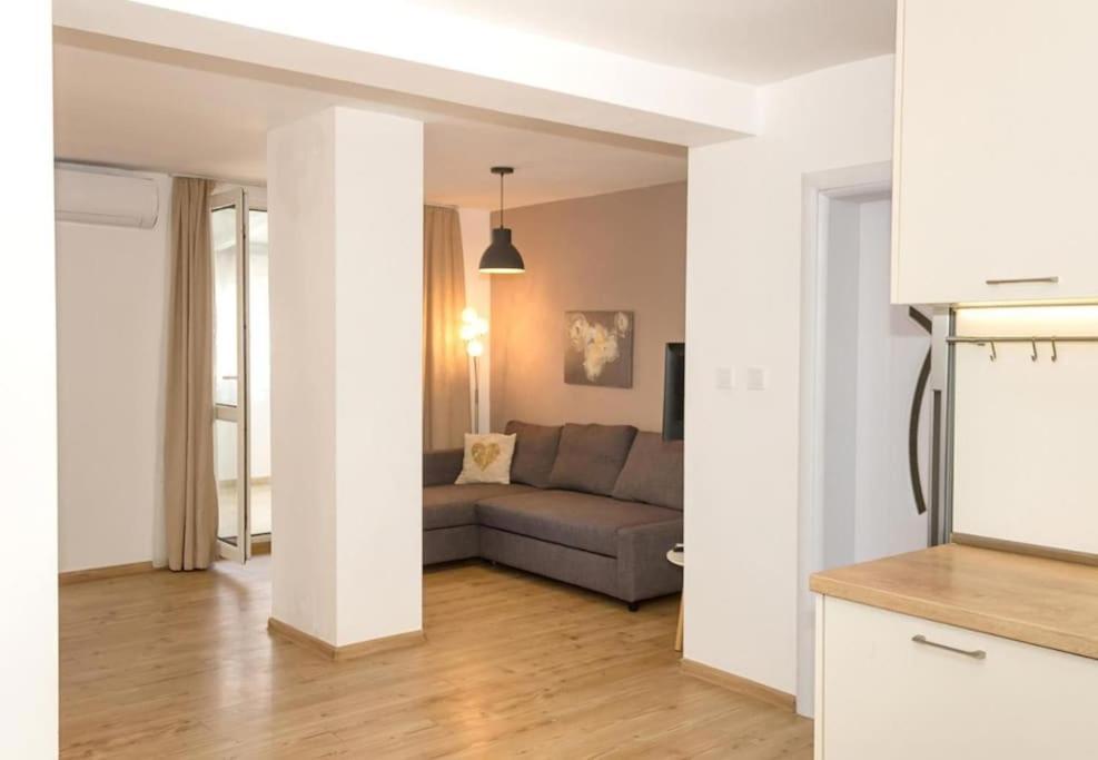 Modern Bright Apartment Close To City Center And Grand Mall Varna ภายนอก รูปภาพ